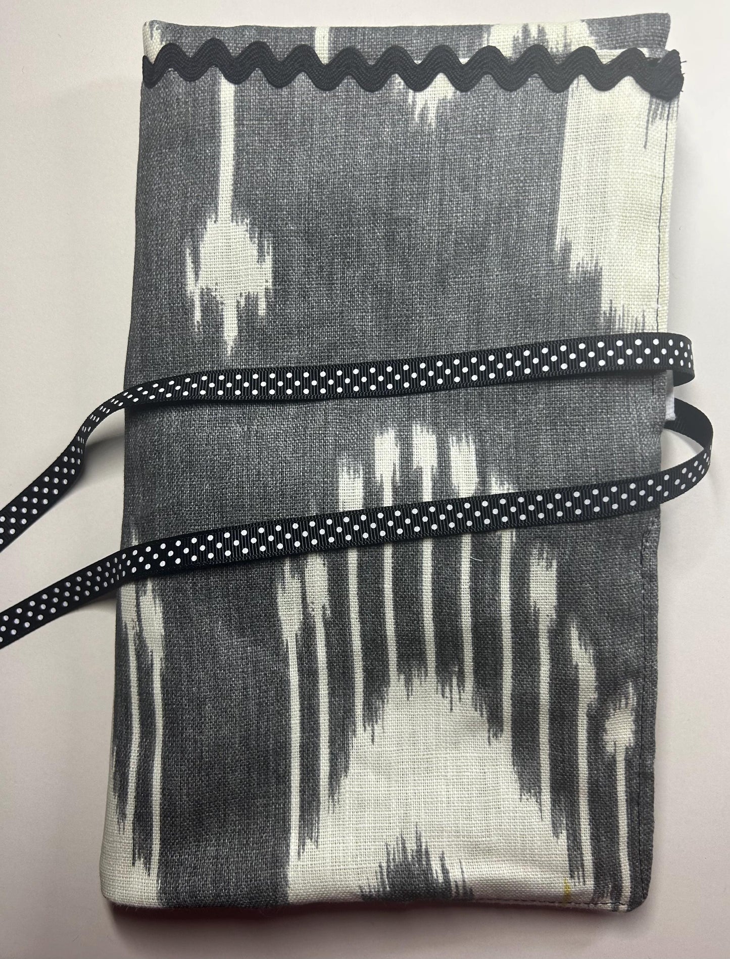 Geometric Makeup Brush Roll-Up Pouch: Gray-Yellow Fabric, Open-Flat Design